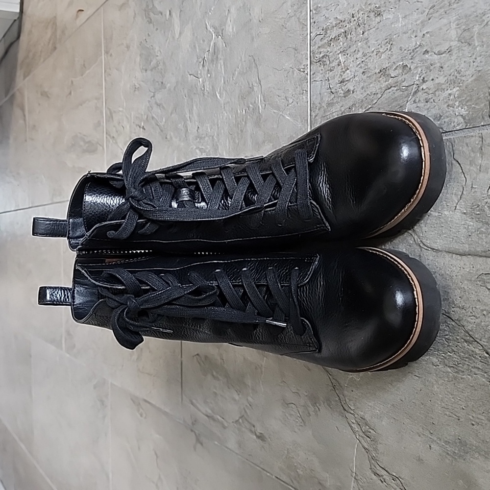 Vionoc Lani size 9 combat boot- like new!